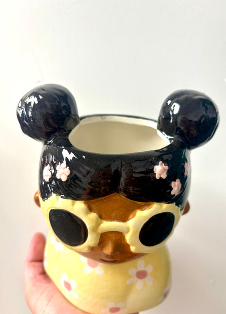 Lady with sunglasses pot