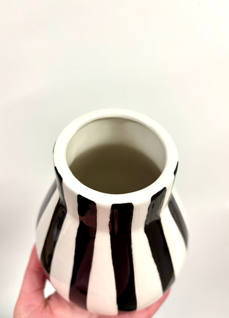 Black white vase