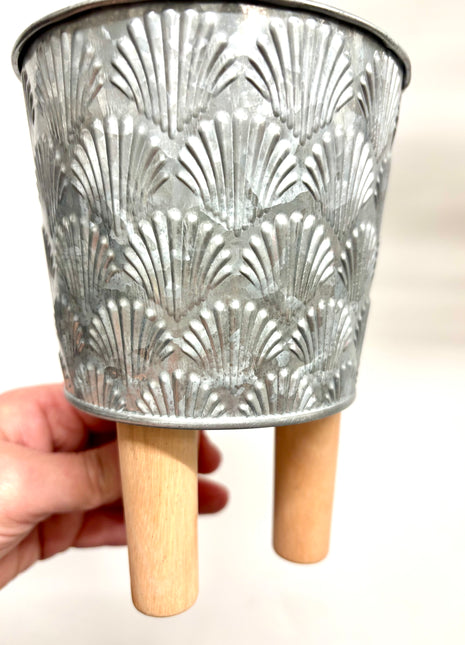Tripod zinc pot