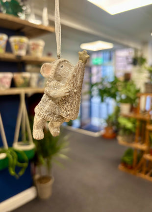 Mouse carrying tree hanger