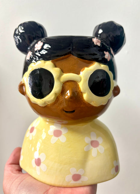 Lady with sunglasses pot