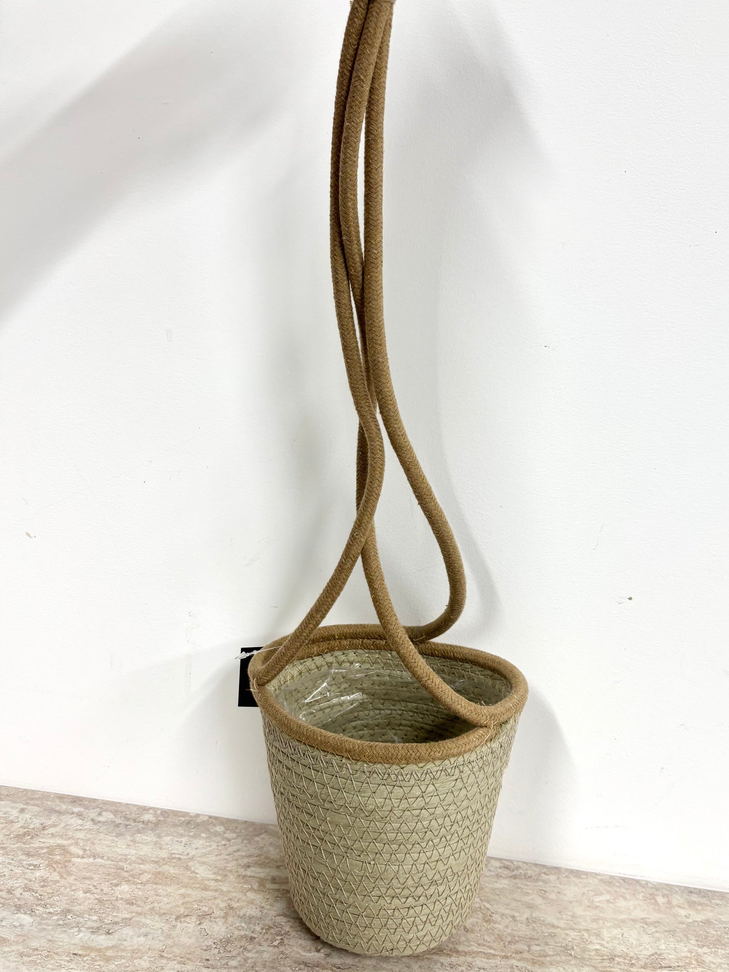 Tripod hanging basket