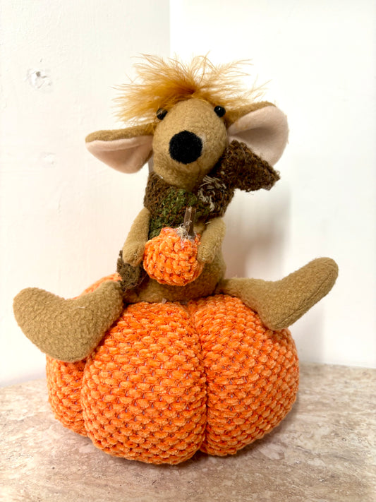 Knitted pumpkin with mouse