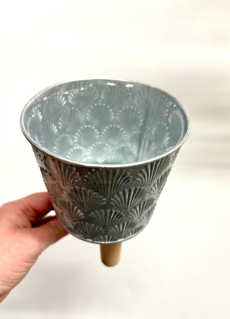 Tripod zinc pot