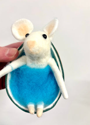 Mouse in a boat